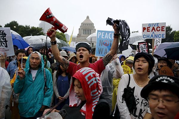 Huge protest in Tokyo rails against PM Abe's security bills