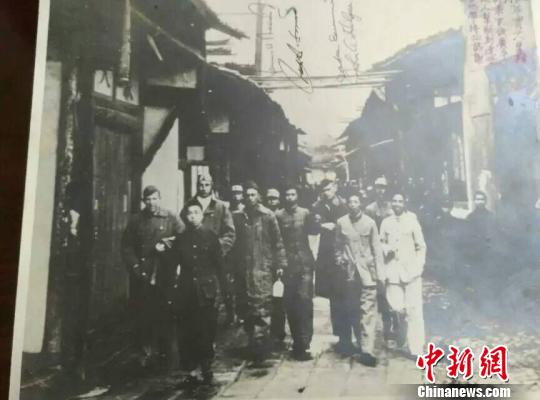 美国飞行员与中国军民合影现身江西拍摄于浙赣会战前夕