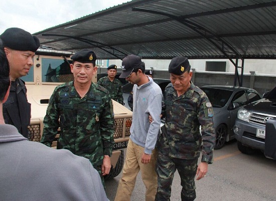 图为当天被泰国警方抓获的曼谷爆炸案嫌犯。