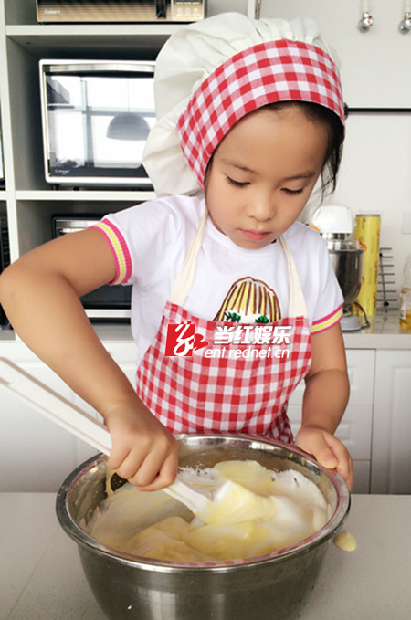 刘涛女儿小小年纪掌握做蛋糕技能