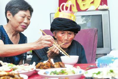 四川118岁最长寿老人庆生要女儿少夹菜别浪费