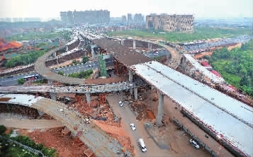  长沙市万家丽路快速化高架主线结构全面贯通，计划国庆节实现全面竣工通车。记者 李健 摄