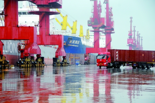   9月1日，数艘大型远洋运输轮在江苏连云港码头装卸货物。国家统计局发布报告，8月制造业PMI降至49.7%。新华社 图