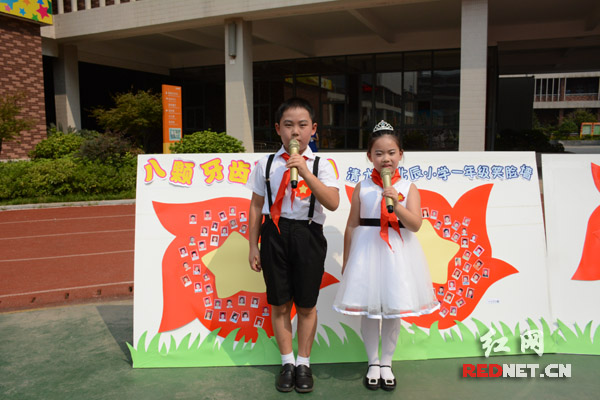 新学期开学第一天，开福区清水塘北辰小学师生佩戴抗战胜利花