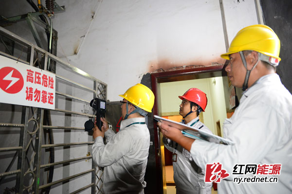 芷江电力公司配电运检人员在纪念活动主要宾馆进行巡查。