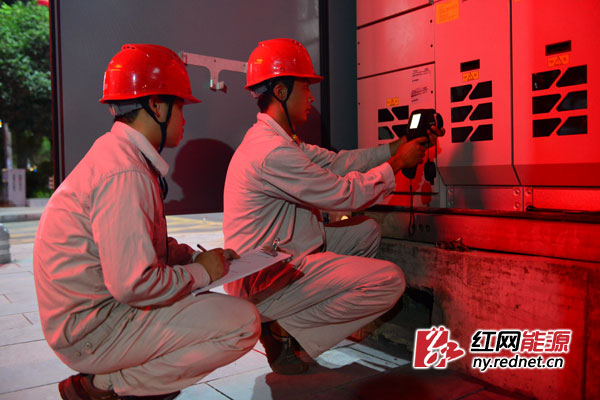 芷江电力公司配电班工作人员对10千伏环网柜进行夜间测温。
