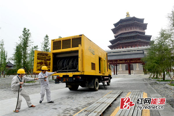 芷江电力公司工作人员在和平园进行保电工作。