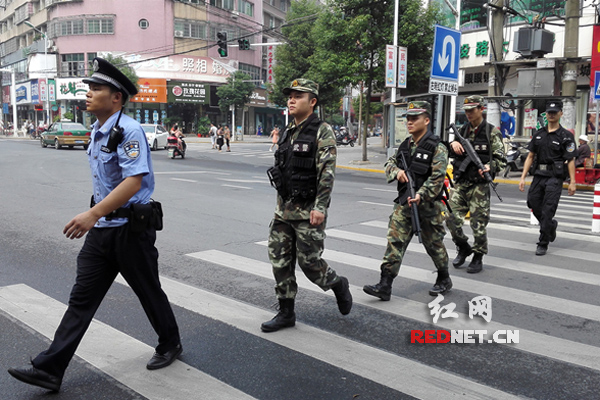 巡逻小组在城区要道巡逻