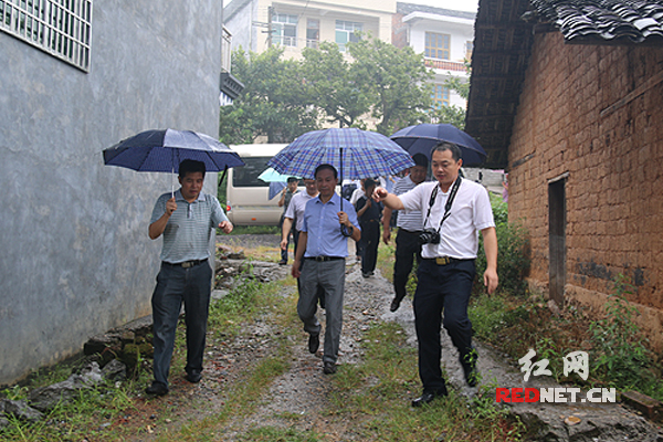 湖南省人大常委会副主任陈君文（中）一行深入茶陵县平水镇水源村调研扶贫工作。