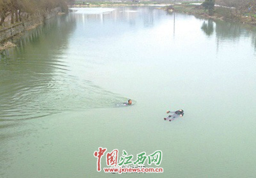 女子跳河后漂浮数小时获救捞起时突然睁眼（图）