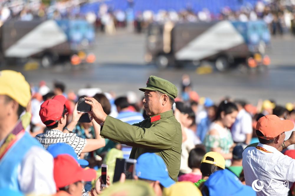 阅兵式倒计时 观看阅兵群众已抵达现场【2】