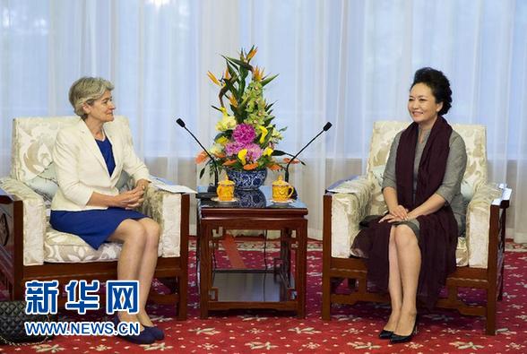 这是彭丽媛与博科娃一同会见参加国际女童和妇女教育研讨班的亚非国家学员。新华社记者黄敬文摄