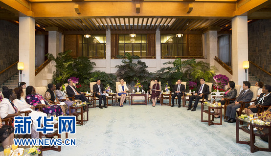 9月4日，国家主席习近平夫人、联合国教科文组织促进女童和妇女教育特使彭丽媛在北京钓鱼台国宾馆会见来华出席中国人民抗日战争暨世界反法西斯战争胜利70周年纪念活动的联合国教科文组织总干事博科娃。新华社记者黄敬文摄