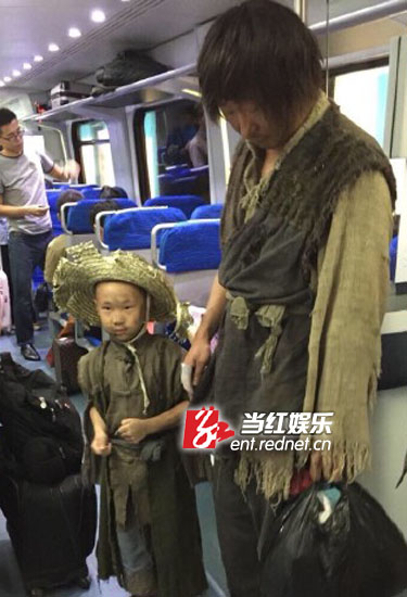 林永健带着儿子穿乞丐装乘地铁。