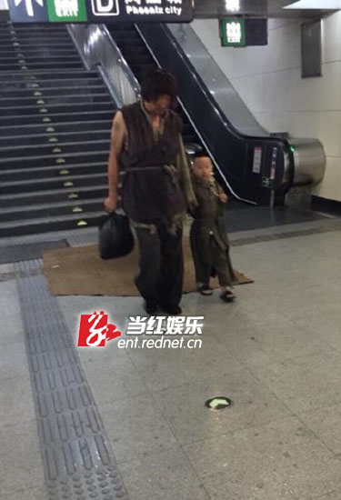 林永健带着儿子乔装后进入地铁站。