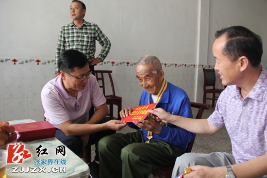 邱初开为抗战老兵颁发抗战胜利70周年纪念章