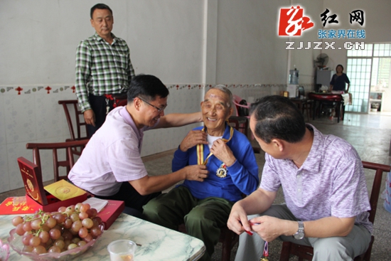 邱初开为抗战老兵颁发抗战胜利70周年纪念章