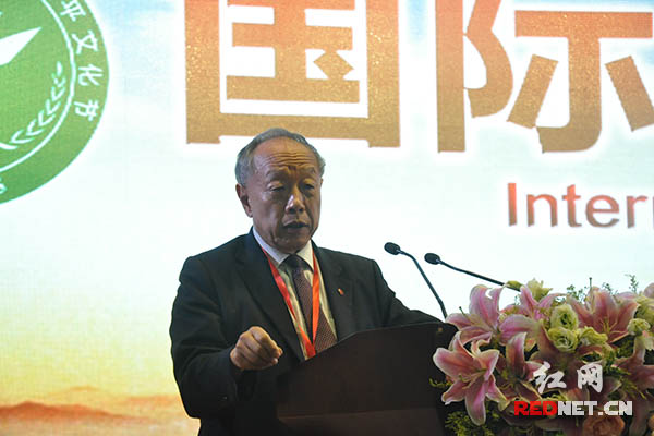外交部原部长李肇星发表主题演讲。