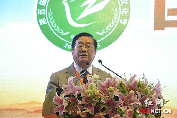 外交学院党委书记袁南生发表主题演讲。