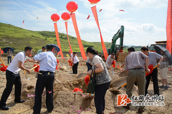 嘉宾在奠基石前培土奠基_副本