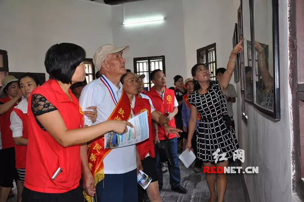 抗战老兵观看中山堂内举办的抗日战争胜利70周年图文展