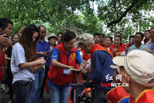 抗战老兵获爱心捐助