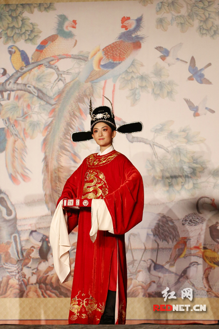 众女星学唱黄梅戏。图片来源CFP