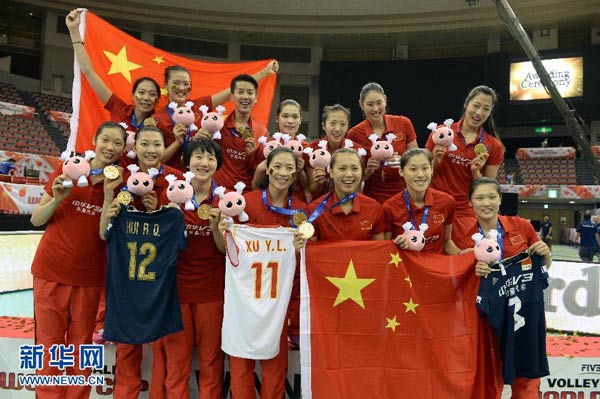 9月6日,中国队队员在颁奖仪式上欢呼。当日,2015年第12届女排世界杯在日本名古屋市综合体育馆全部结束,中国女排以10胜1负的战绩获得冠军。 新华社记者马平摄