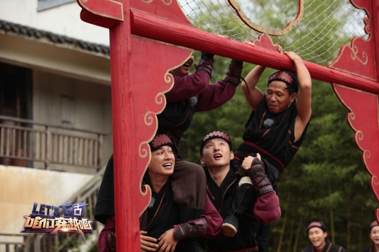 于小彤等人搞笑玩蹴鞠