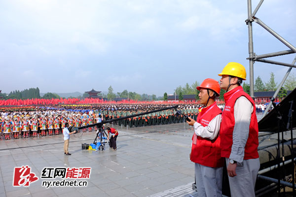 工作人员在活动现场进行巡视。