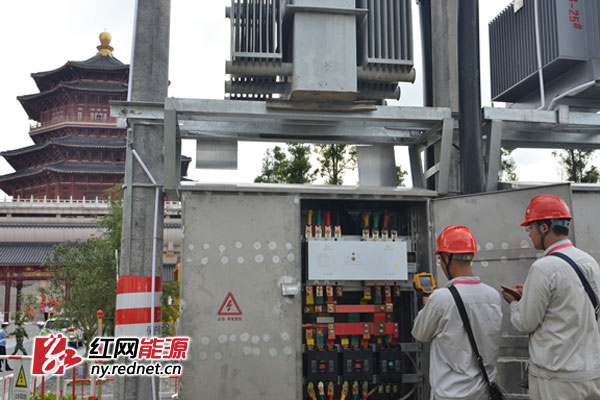 工作人员对芷江和平园内配电箱进行测温。