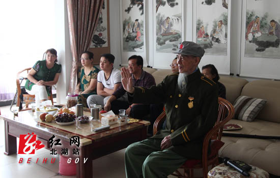 北湖区:抗战老兵四世同堂欢庆抗战胜利70周年