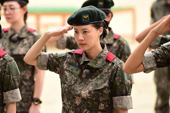韩国女星素颜服兵役 头发凌乱形象全无_明星要闻_娱乐频道