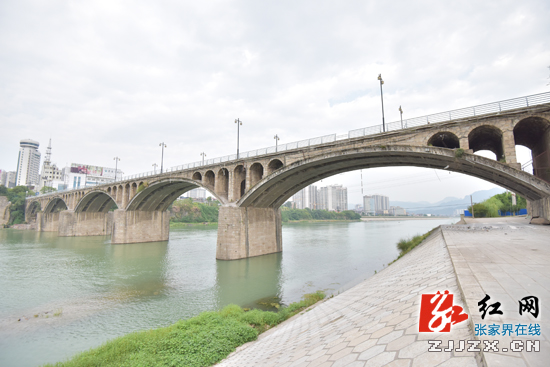 40岁澧水大桥被爆破 原址新建双向四车道大桥【组图】
