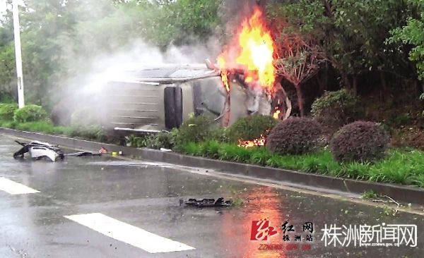 越野车侧翻起火,司机被困。(通讯员 陈家旺 摄)