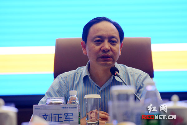 永清环保董事长刘正军在介绍公司土壤修复业务情况。