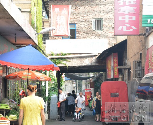 &nbsp;９月７日，市民从“空中楼台”下穿过。（记者 陈旭东 摄）