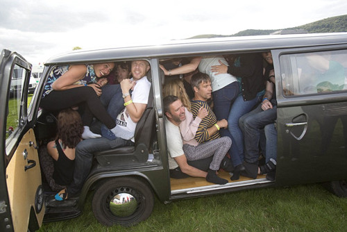 英国51人同挤老式露营车募善款创世界纪录（图）