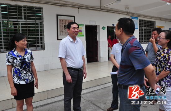 教师节前夕 王志刚到张家界市一中视察