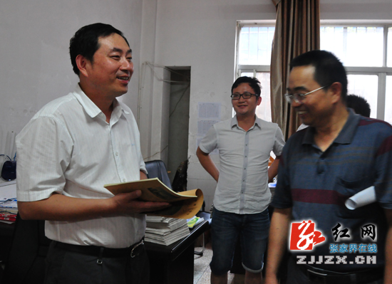 教师节前夕 王志刚到张家界市一中视察