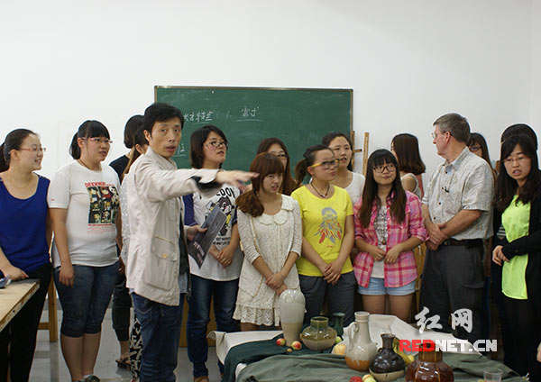 湖南人文科技学院美术学教研室主任陆序彦老师[左三]在教学中。