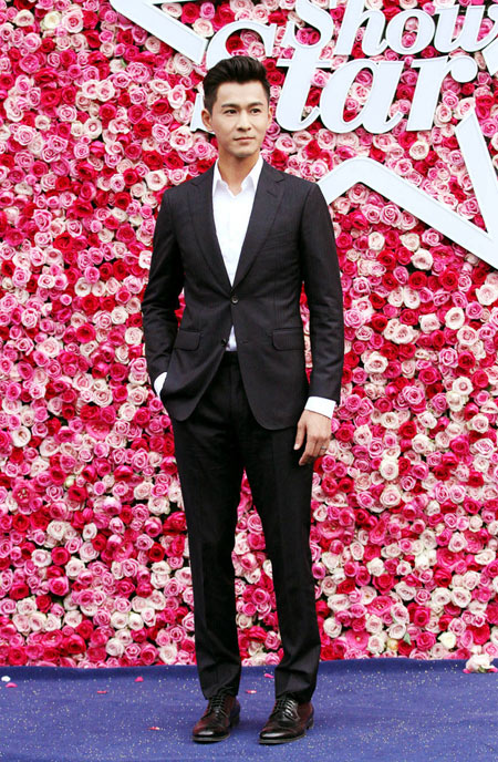乔振宇黑色西装出席盛典 获封年度突破演员