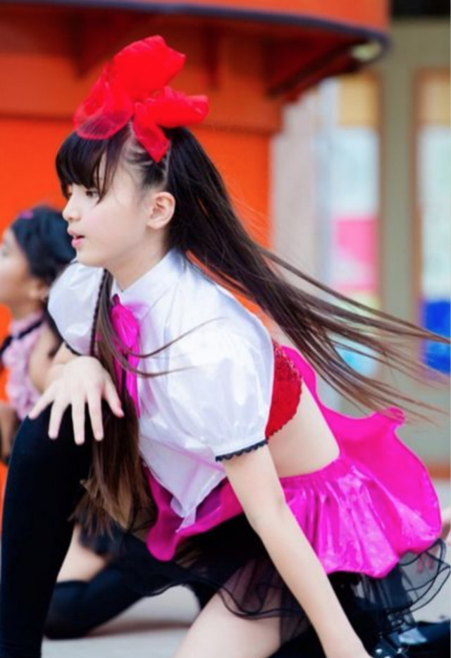 日本"小学生"女团走红 成熟性感风遭吐槽