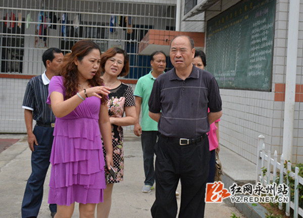 刘新普与是特教学校负责人交流