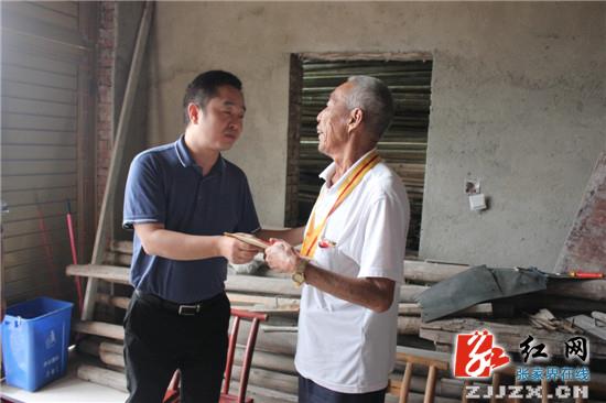 桑植：刘卫兵看望慰问抗战老兵