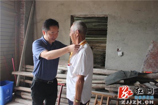 桑植：刘卫兵看望慰问抗战老兵