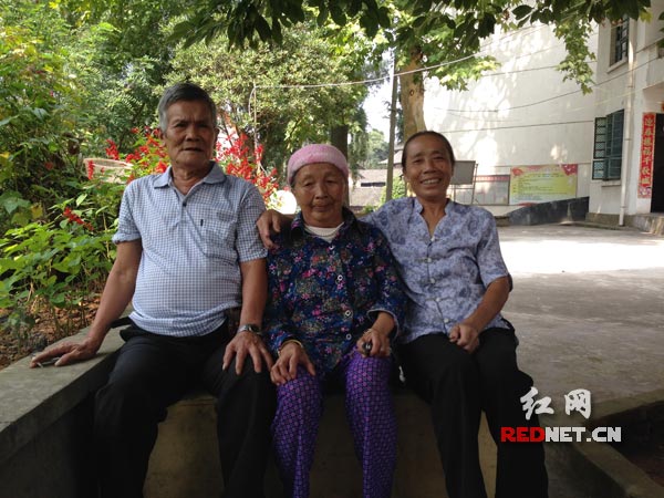湘西自治州泸溪县李家田敬老院院长田要弟[右一]总说，院里的老人要是没人照顾就会很可怜，她却没想过，自己也是一名应当安享晚年的老年人了。