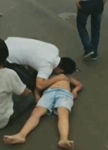 路过小伙进行急救 9岁男童死里逃生