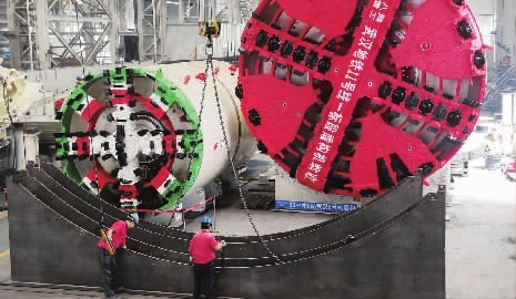   8月26日，中国铁建重工盾构机总装车间，一批定制的盾构机下线准备发往全国各地。记者 郭立亮 摄