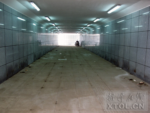 湘潭河西滨江风光带三大桥北地下通道内随处可见一堆堆排泄物的痕迹。（记者 李景辉 摄）